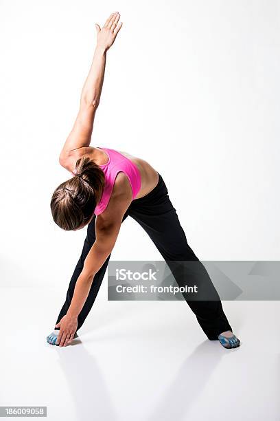 Giovane Donna Fa Stretching - Fotografie stock e altre immagini di Abbigliamento sportivo - Abbigliamento sportivo, Adulto, Aerobica