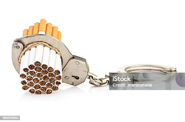 Aggiunta Concetto Con Le Sigarette E Manette - Fotografie stock e altre immagini di Abbandonato - Abbandonato, Acciaio, Antitabagismo