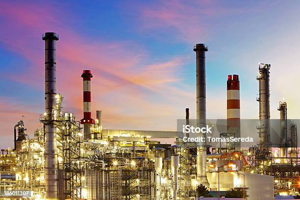 Fabrik Bei Sonnenuntergangölraffinerie Stockfoto und mehr Bilder von Abenddämmerung - Abenddämmerung, Abgas, Arbeitsstätten