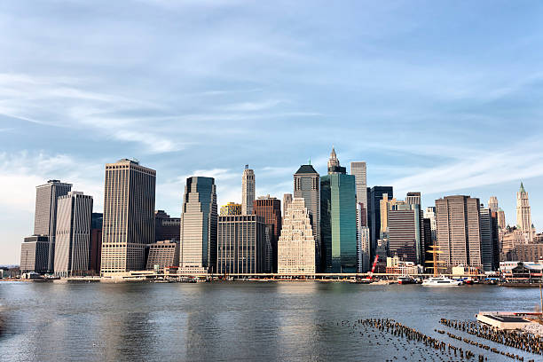 new york-vista sullo skyline di brooklyn - chrysler building grand central station built structure midtown manhattan foto e immagini stock