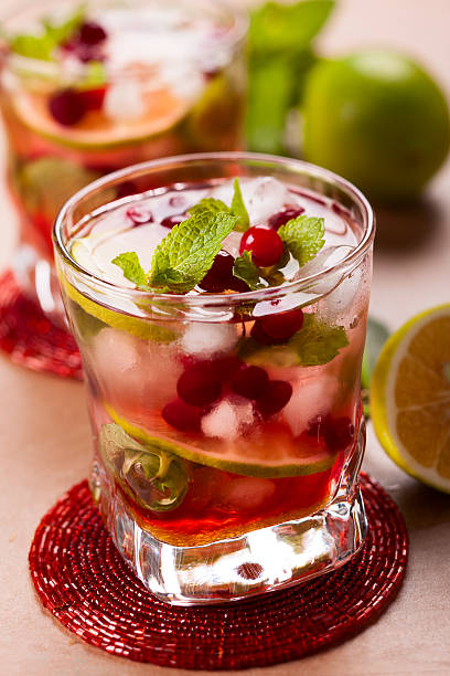 cranberry-mojito - crushed ice freshness red lime stock-fotos und bilder