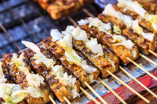 臭豆腐barbecue stinky tofu à noite street market (vegan) - the stone forest - fotografias e filmes do acervo