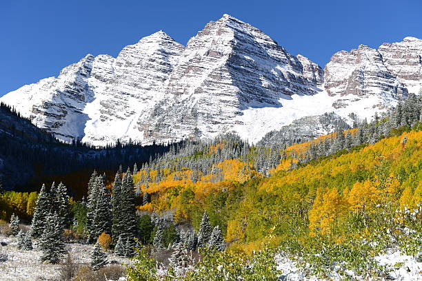 istock Autumn Snow at Maroon Bells 186016750