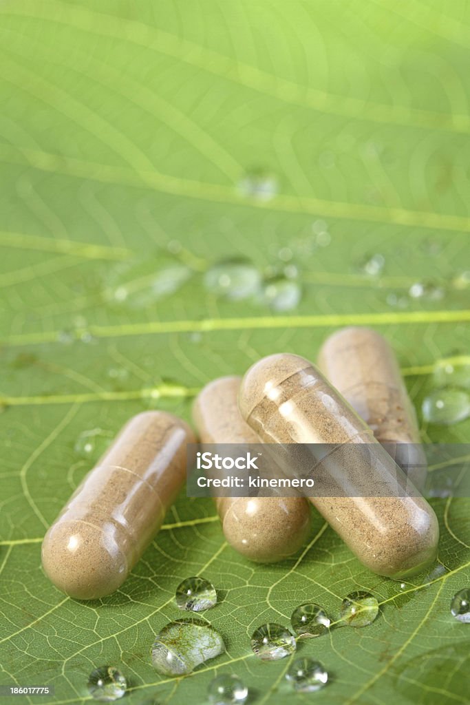 Tabletten fallen und Blatt - Lizenzfrei Alternative Medizin Stock-Foto