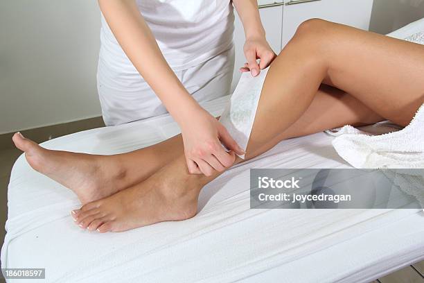 Woman Legs Waxed En El Spa Foto de stock y más banco de imágenes de 20 a 29 años - 20 a 29 años, Adulto, Adulto joven