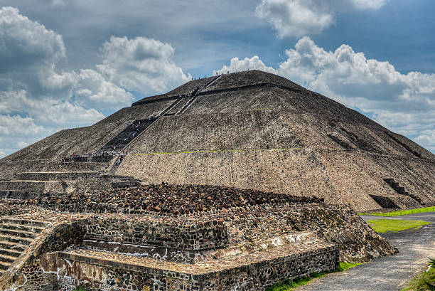 istock Pyramid of the Sun, Teotihuacan 186018940