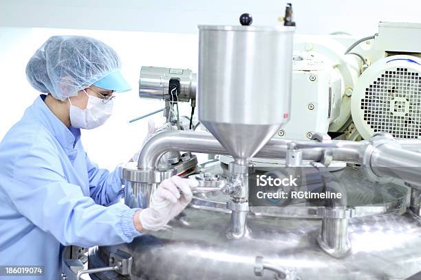 Industria Farmacéutica Foto de stock y más banco de imágenes de Industria Farmacéutica - Industria Farmacéutica, Medicamento, Línea de producción