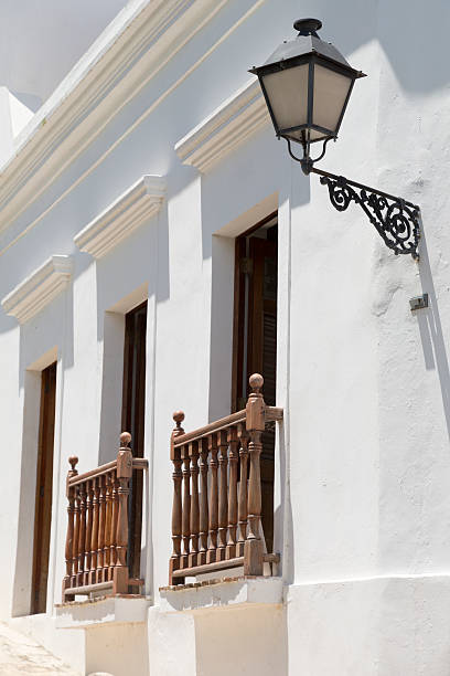 hiszpański balkony - front door residential district colonial style construction zdjęcia i obrazy z banku zdjęć