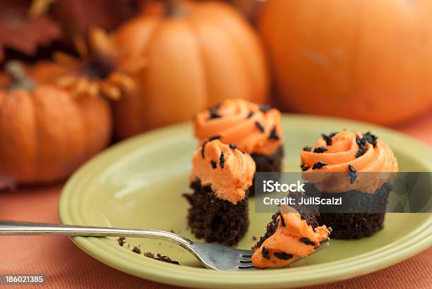 Foto de Cupcakes De Halloween e mais fotos de stock de Assado no Forno - Assado no Forno, Açúcar, Bolinho