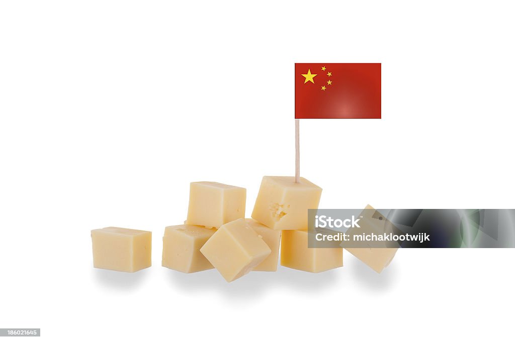 Pezzi di formaggio isolato su sfondo bianco - Foto stock royalty-free di A forma di blocco