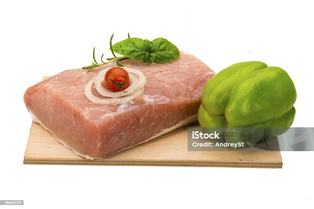 Surowy Wieprzowina z cebulę, Bazylia i rozmarynu - Zbiór zdjęć royalty-free (Bitka mięsna)