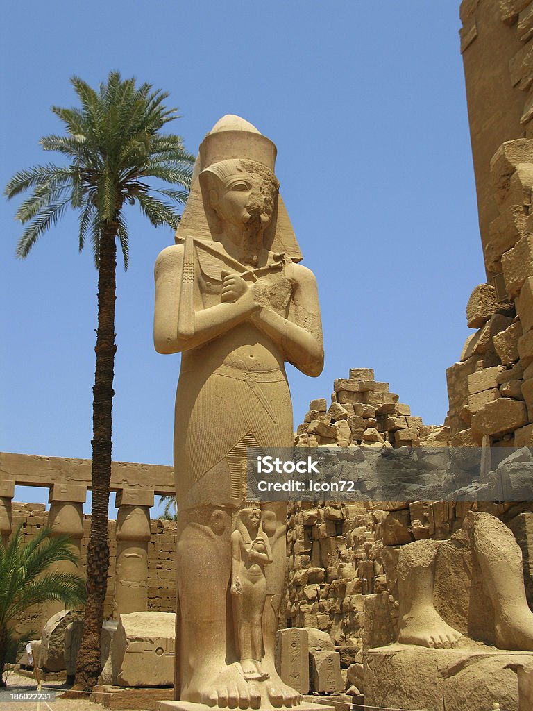 Luxor: giant estatua del Faraón Ramses II, amón-Ra Templo de Karnak - Foto de stock de Aire libre libre de derechos