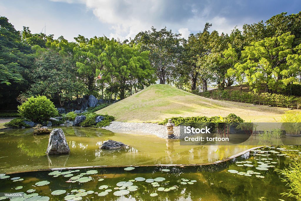 Пруд и вода пейзаж в Японский сад - Стоковые фото Задний или передний двор роялти-фри