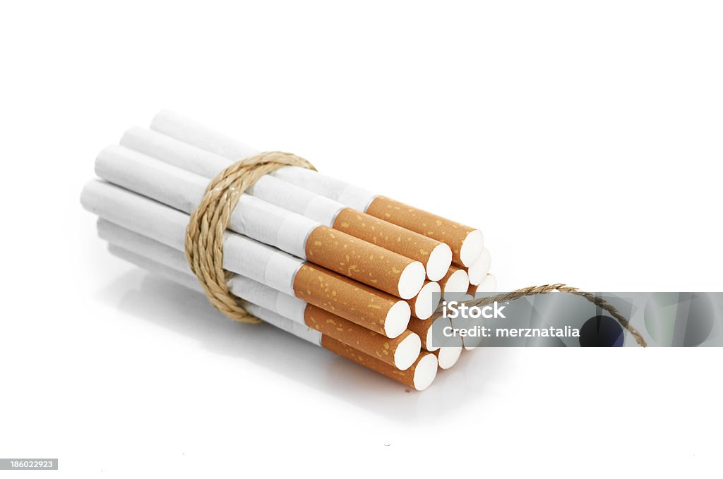 Cigarros amarrados com corda e afastar isolado a branco - Royalty-free Amontoar Foto de stock