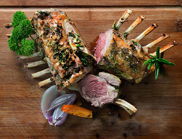 gegrillte lammkoteletts mit petersilie salbei und rosmarin und thymian - rack of lamb stock-fotos und bilder