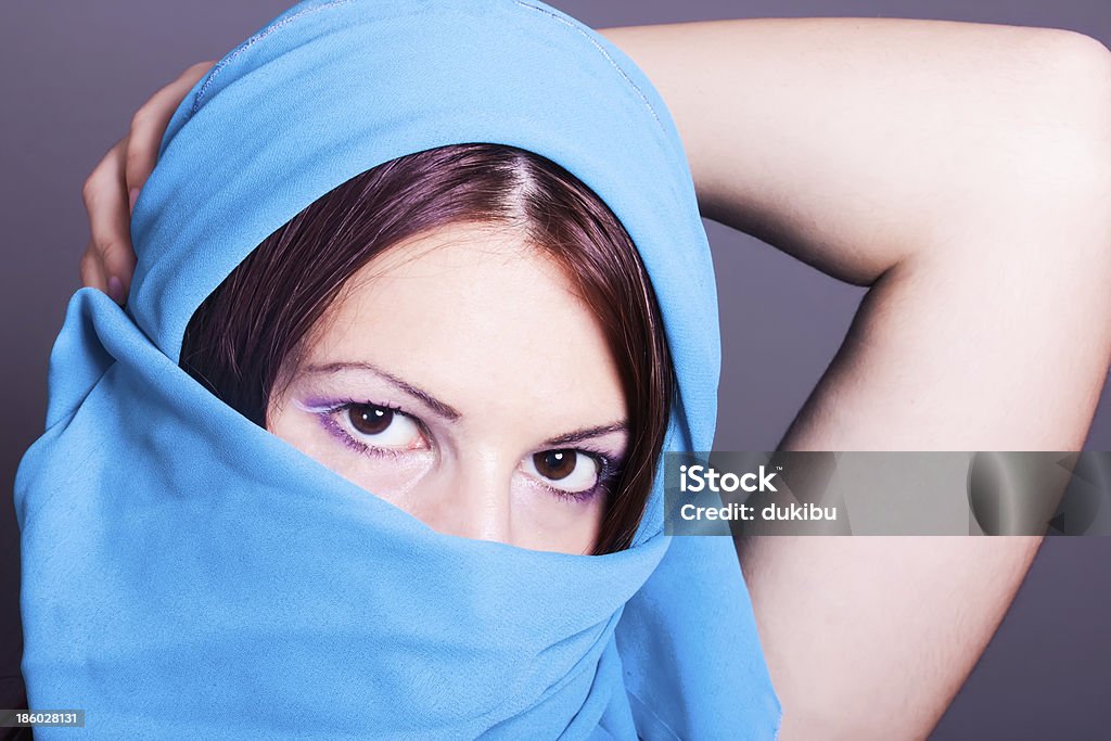 Jeune femme arabe - Photo de A la mode libre de droits