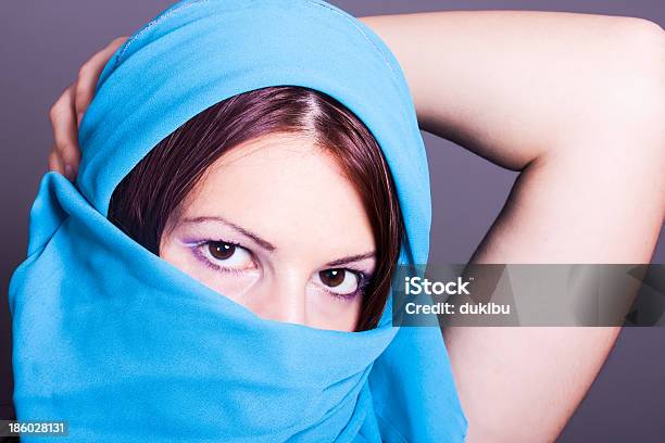 Photo libre de droit de Jeune Femme Arabe banque d'images et plus d'images libres de droit de A la mode - A la mode, Admirer le paysage, Adulte