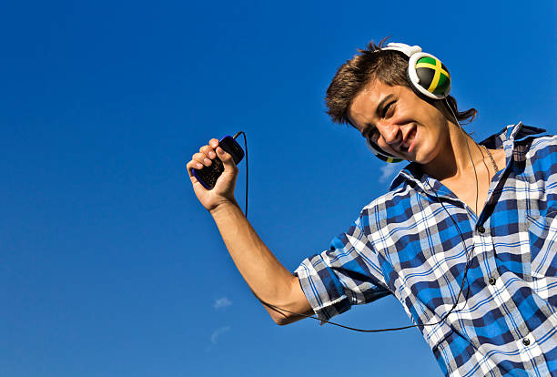 istock Teen with smartphone 186028297