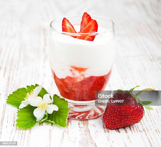 Yogur De Fresa Foto de stock y más banco de imágenes de Alimento - Alimento, Batido de frutas, Batido de leche