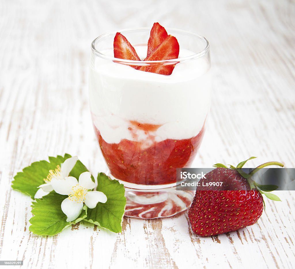 Yogurt alla fragola - Foto stock royalty-free di Bianco