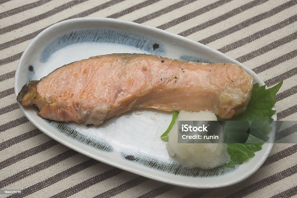 Kuchnia japońska Yakizakana (Sio-Zyake, solone salmon) - Zbiór zdjęć royalty-free (Bar - Lokal gastronomiczny)