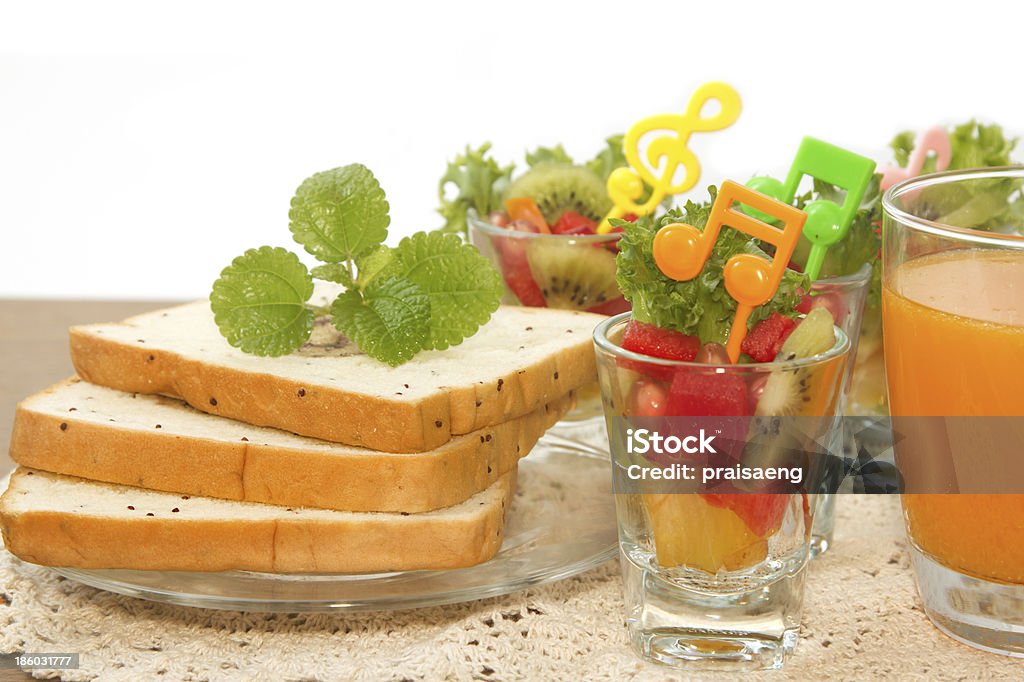 Rodaja de pan y ensalada de fruta y jugo de naranja, cocina de fusión - Foto de stock de Alimento libre de derechos