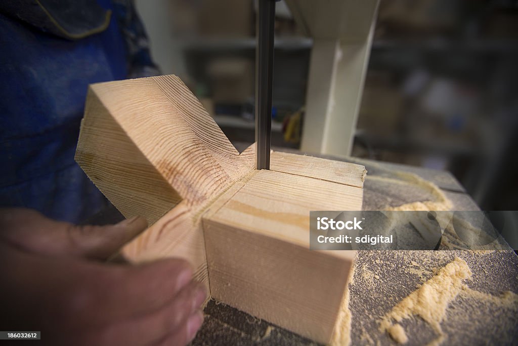 Taglio di legno uomo con un utensile - Foto stock royalty-free di Abilità