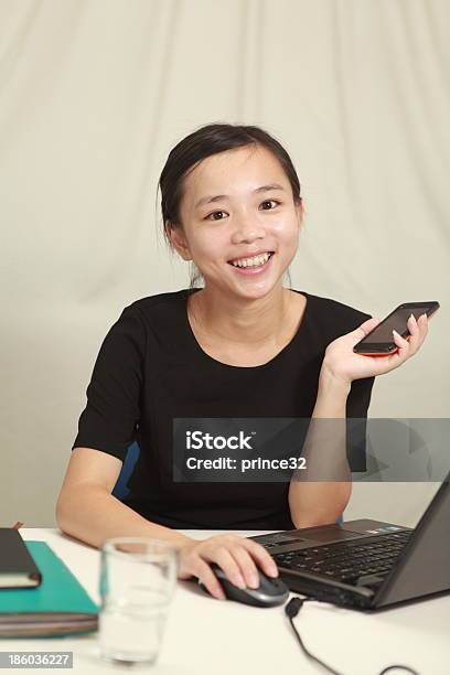 Mujer Asiática Que Trabaja Con Ordenador Portátil Y Teléfono Foto de stock y más banco de imágenes de Adulto