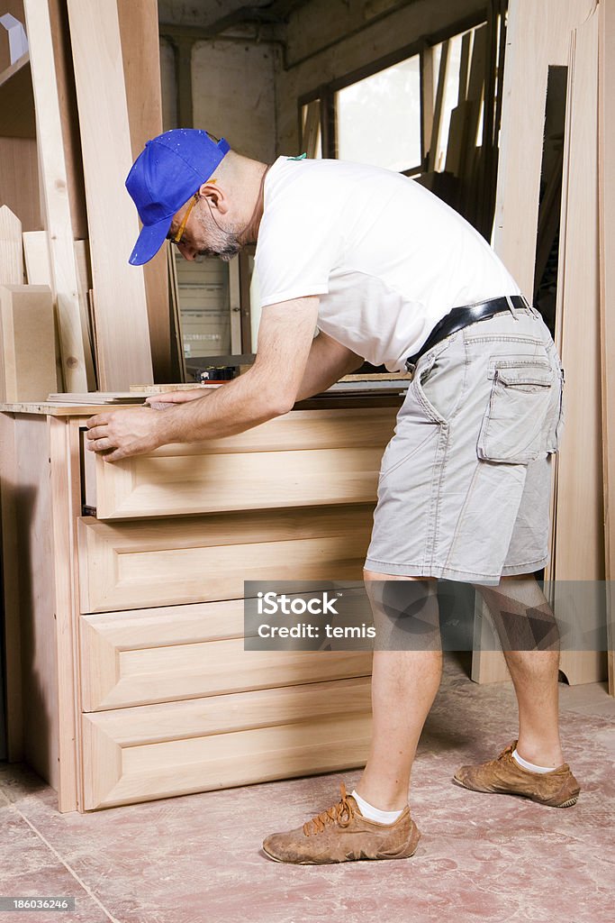 Carpinteiro no trabalho em sua loja - Foto de stock de Adulto royalty-free
