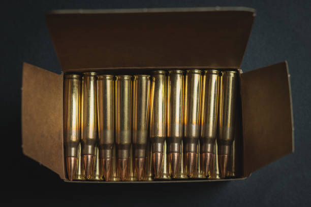 caja con cartuchos de fusil 5.56x45mm, foto en primer plano. - toms fotografías e imágenes de stock