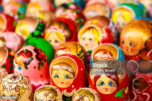 Colorido Bonecas Russas Ninhos No Mercado - Fotografias de stock e mais imagens de Adulto - Adulto, Arte e Artesanato - Arte visual, Babushka