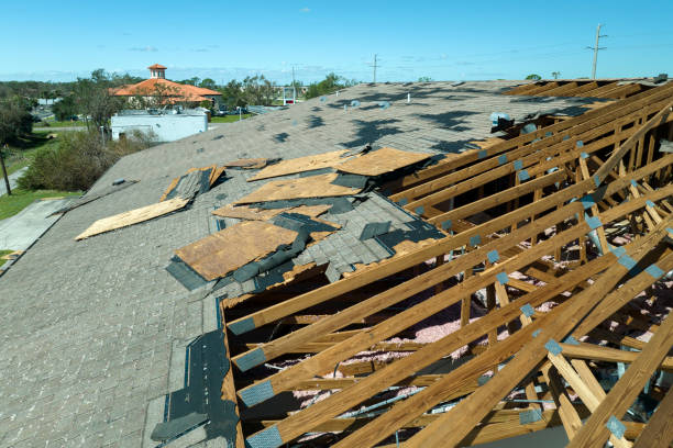 разрушенная крыша нуждается в ремонте. поврежденная ветром крыша дома с отсутствующей асфальтовой черепицей после урагана иэн во флориде - home addition roof tile building activity wood стоковые фото и изображения