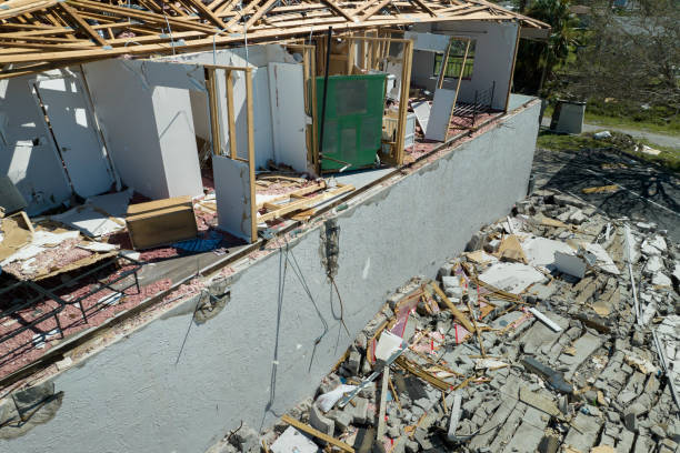 修理が必要な廃墟の建物。フロリダ州のハリケーン「イアン」の後、風で家の屋根が損傷し、アスファルト帯状疱疹がなくなり、壁が崩壊しました - violent wind ストックフォトと画像