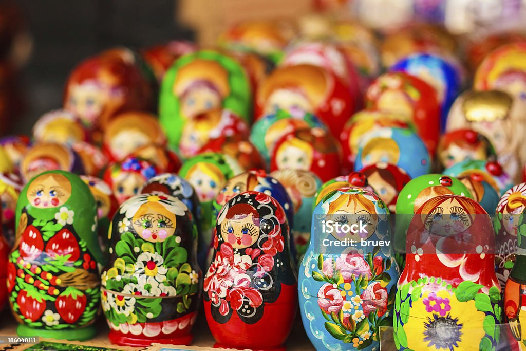 Colorato bambole russe di nidificazione sul mercato - Foto stock royalty-free di Adulto