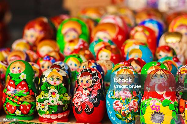 のカラフルなロシアネスト人形の市場 - おもちゃのストックフォトや画像を多数ご用意 - おもちゃ, スラブ文化, ドール