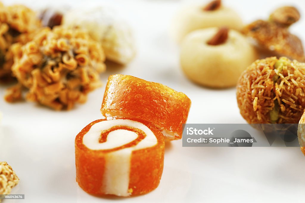 Variedade de doces árabe em um fundo branco - Foto de stock de Amarelo royalty-free