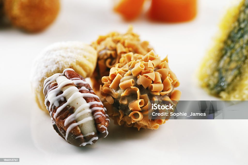 Variedade de doces árabe em um fundo branco - Foto de stock de Amarelo royalty-free
