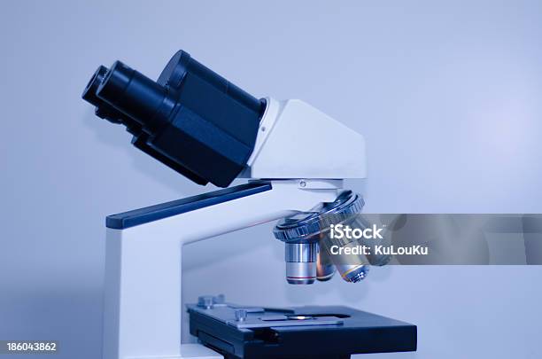 Microscopio - Fotografie stock e altre immagini di Accudire - Accudire, Aspirazione, Attrezzatura