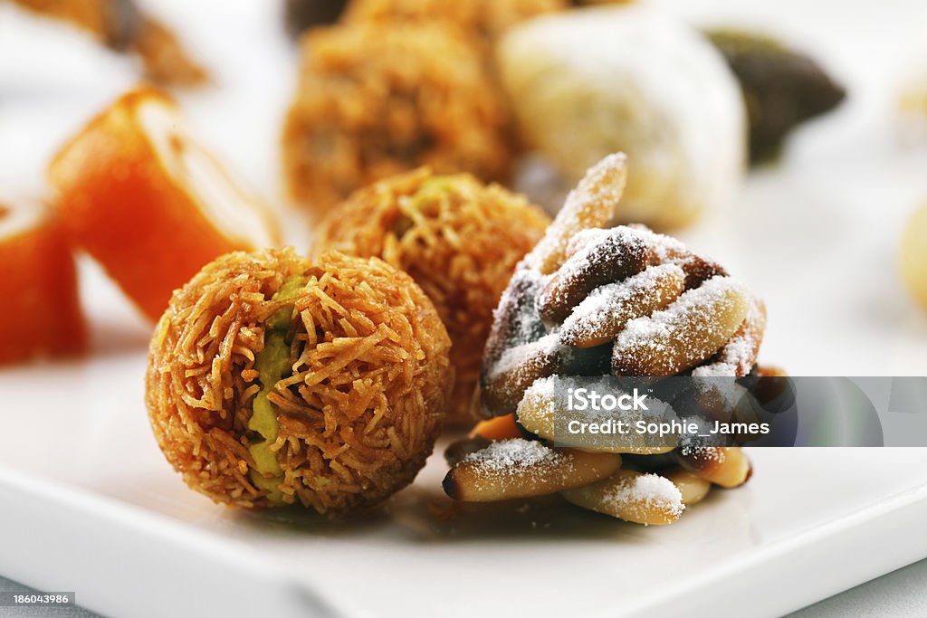 Varietà di arabo dolci su sfondo bianco - Foto stock royalty-free di Arabesco - Stili