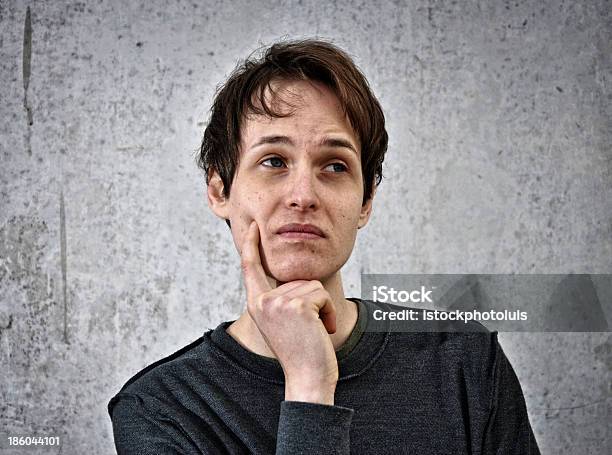 Giovane Uomo Con La Mano Sulla Faccia - Fotografie stock e altre immagini di Adulto - Adulto, Bellezza, Caucasico