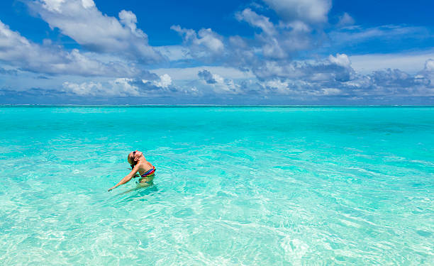 istock girl in the sea 186047953