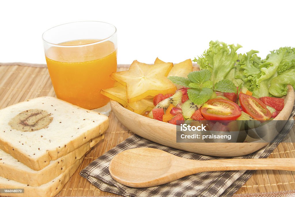 Macedonia di frutta fresca con succo d'arancia e Pane, fetta - Foto stock royalty-free di Carambola - Frutto tropicale