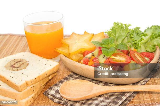 Sałatka Ze Świeżych Owoców Sok Pomarańczowy I Warstwy Chleb - zdjęcia stockowe i więcej obrazów Bez ludzi