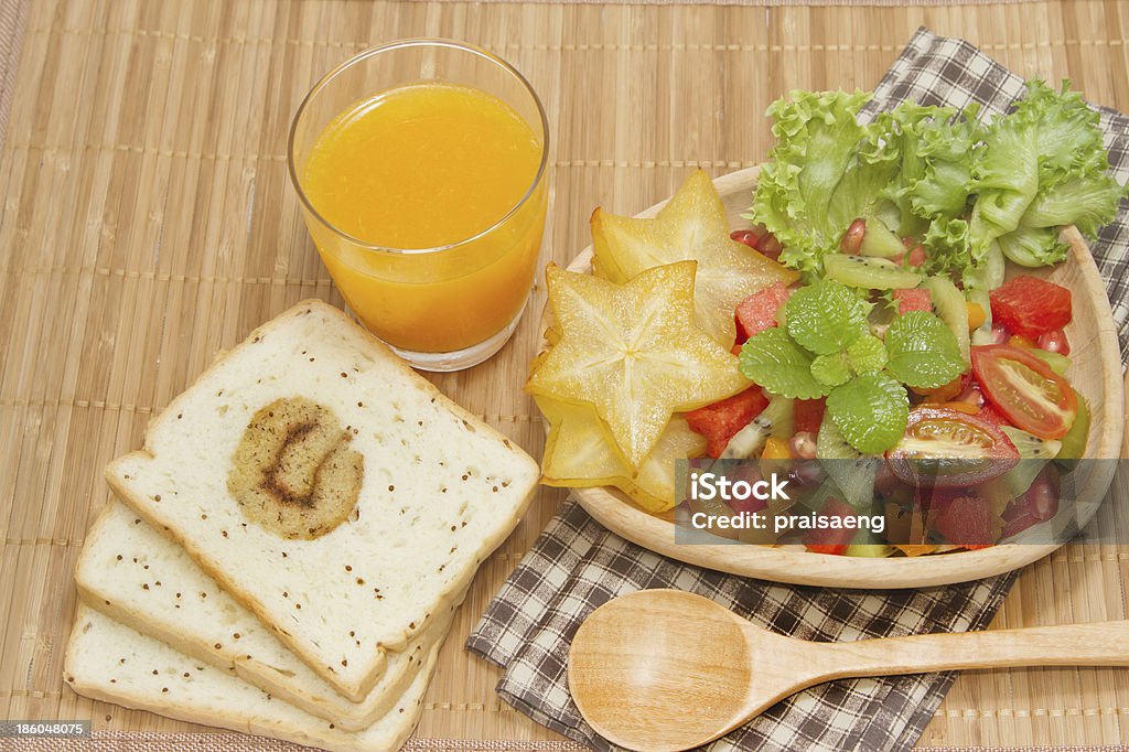 Salade de fruits frais, de jus d'orange et tranche de pain, - Photo de Carambole libre de droits