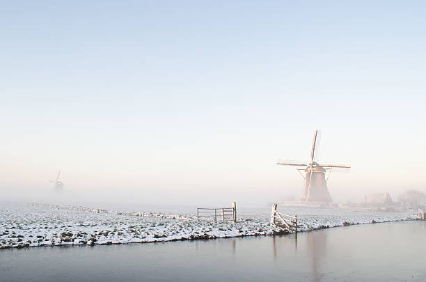 Molino de viento del paisaje de invierno en Holanda - foto de stock