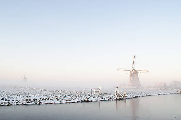 Inverno paisagem de moinho de vento na Holanda - foto de acervo