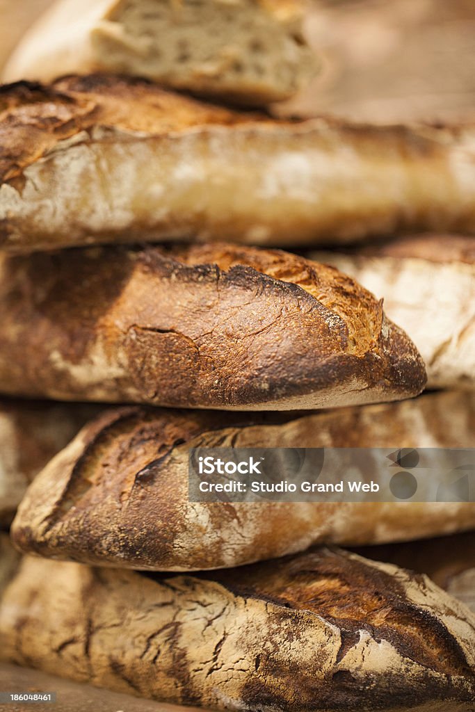 Органические multigrain хлеб В bakery - Стоковые фото Багет роялти-фри