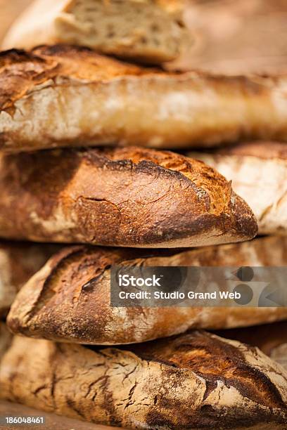 Органические Multigrain Хлеб В Bakery — стоковые фотографии и другие картинки Багет - Багет, Вертикальный, Витрина магазина