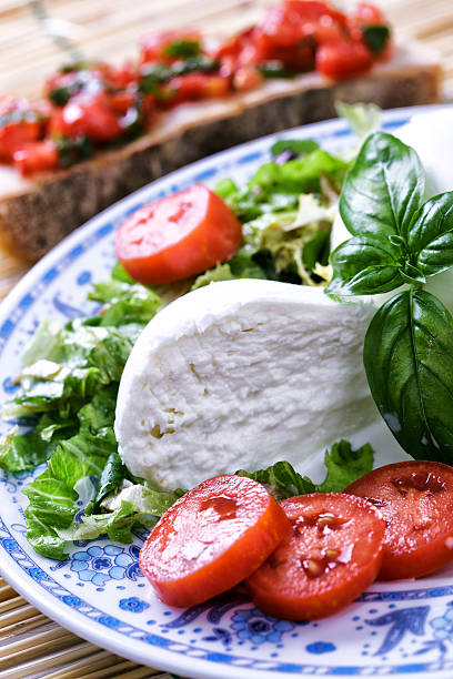 mozzarella z bawolego mleka z sałatką - balsamic vinegar caprese salad tomato mozzarella zdjęcia i obrazy z banku zdjęć