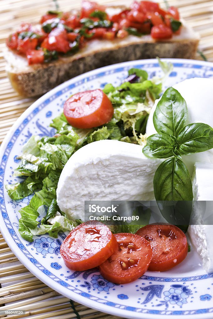 Muçarela de búfala com Salada - Foto de stock de Alimentação Saudável royalty-free